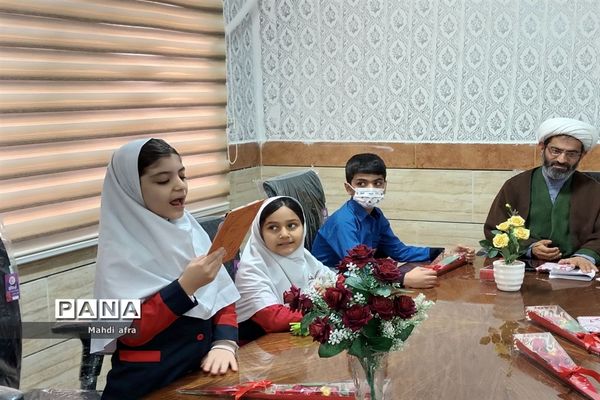 تبریک روز پدر توسط دانش‌آموزان دبستان حوریای بهشتی در اداره آموزش و پرورش بهبهان