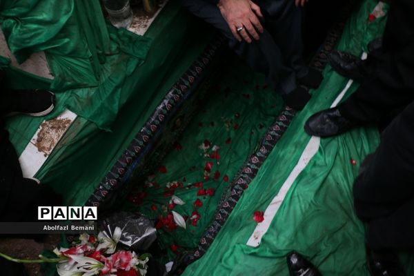 تشییع پیکر شهیدان «آقازاده نژاد» و «کریمی» در قم