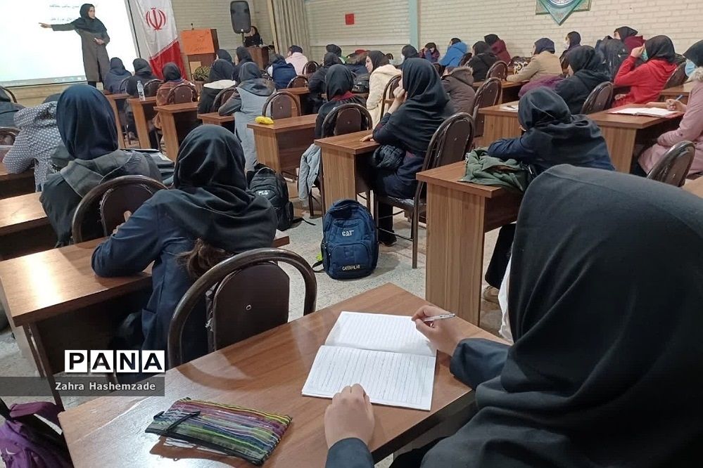 همایش کنکور در دبیرستان نمونه دولتی شریعت ناحیه یک شهرری