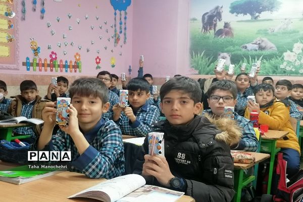 توزیع شیر در آموزشگاه علامه طباطبایی شهرستان پیشوا