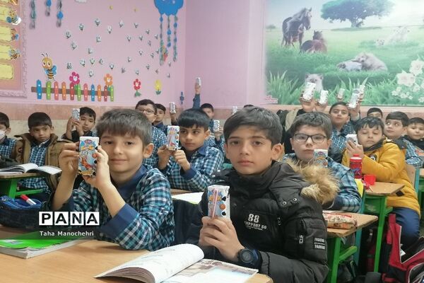 توزیع شیر در آموزشگاه علامه طباطبایی شهرستان پیشوا