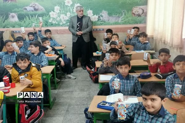 توزیع شیر در آموزشگاه علامه طباطبایی شهرستان پیشوا