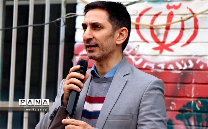 پدر شادی و برکت را به کانون گرم خانواده می‌بخشد