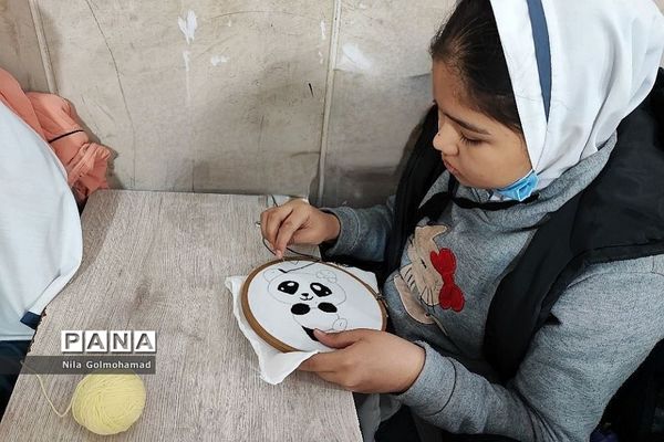 کارگاه آموزشی و مهارت‌آموزی  در مدرسه حافظ دختران شهریار