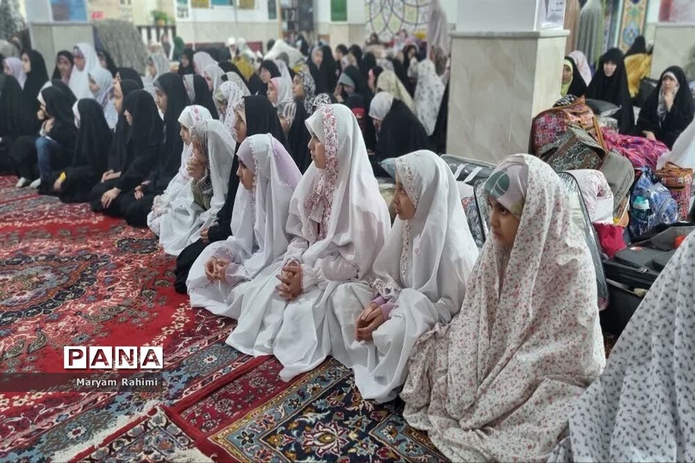 حضور 80 دانش‌آموز دختر دیباجی در مراسم اعتکاف/ فیلم