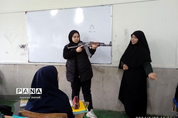 جلسه آموزشی کار با اسلحه ویژه دانش‌آموزان بهارستان۲