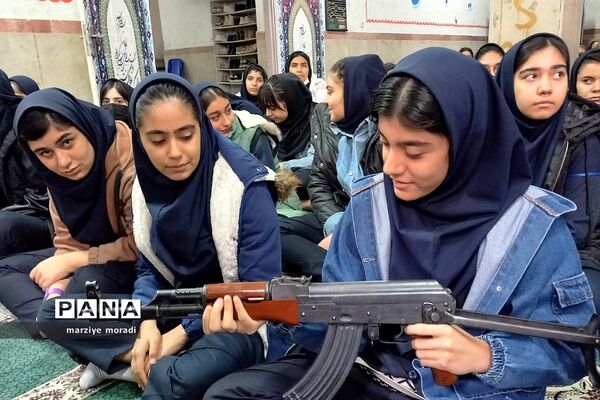 جلسه آموزشی کار با اسلحه ویژه دانش‌آموزان بهارستان۲
