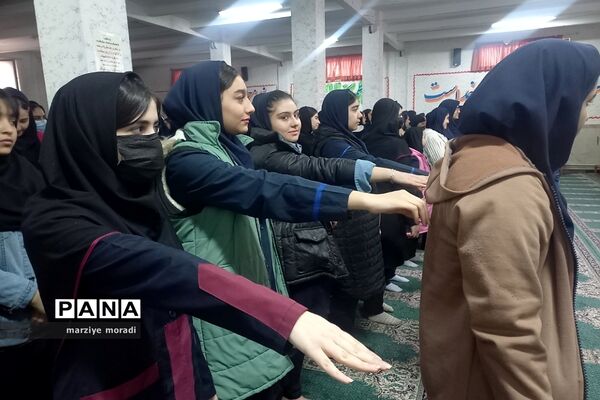 جلسه آموزشی کار با اسلحه ویژه دانش‌آموزان بهارستان۲