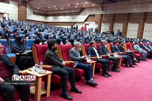 جشن تکلیف سیاسی هفتصد دانش‌آموز دختر رای اولی در شهریار