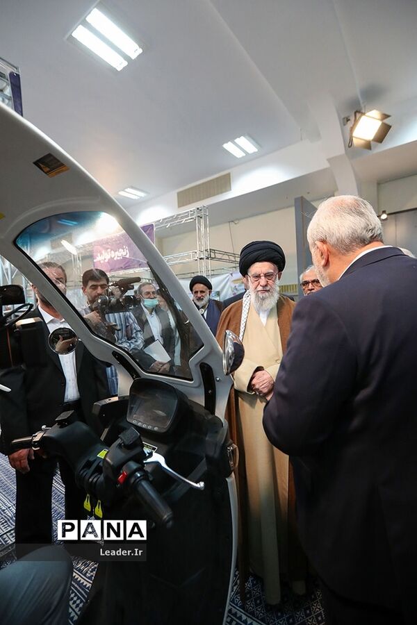 بازدید رهبر انقلاب از نمایشگاه تولید ایرانی