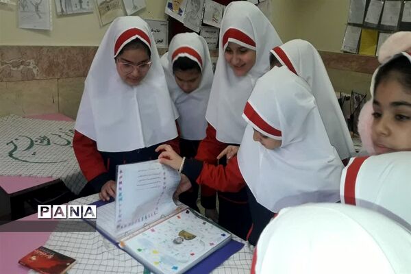 نمایشگاه یادواره شهیدان در دبستان شهید اندرزگو منطقه ۱۳
