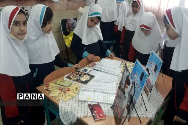 نمایشگاه یادواره شهیدان در دبستان شهید اندرزگو منطقه ۱۳