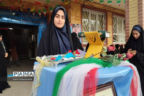 نواختن زنگ انقلاب در دبیرستان شاهد کوثر شهرستان رباط کریم