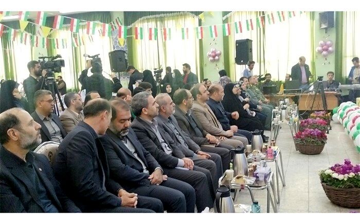 زنگ استانی انقلاب اسلامی در دبستان حورا اصفهان به صدا در آمد