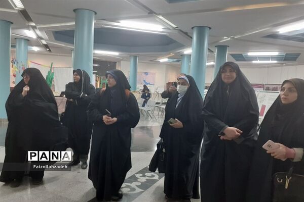 بازدیدمعاونین و مربیان پرورشی منطقه ۱۳ از نمایشگاه معنویت در اسارت