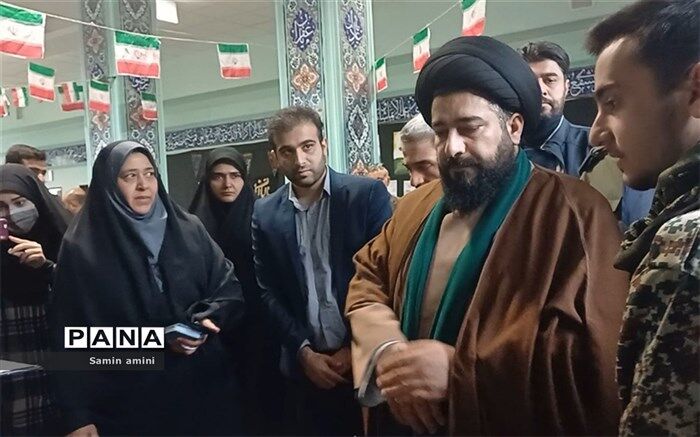 نمایشگاه مدرسه انقلاب در دبیرستان ابن‌سینا رودهن برگزار شد/فیلم
