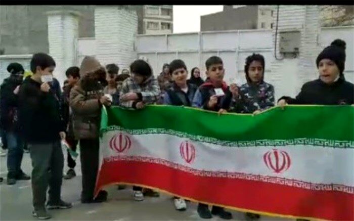 آغاز جشن دهه فجر در دبستان شهدای گمنام ۲ ناحیه۳کرج