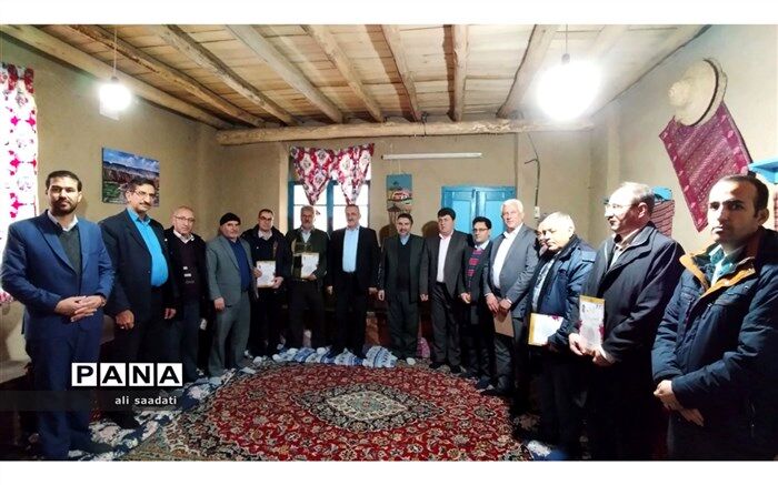 تجلیل از بازنشستگان فرهنگی تجلیل از معرفت و علم و فرهنگ جامعه است