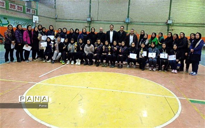 تیم دختران هشترود مقام اول رقابت های بدمینتون دانش آموزان را کسب کرد