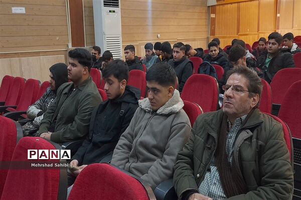 حضور دانش‌آموزان پسر دوره متوسطه دوم شهرستان ملارد در مسابقات قرآنی