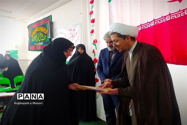 تقدیر از دانش آموزان و دبیران فعال نماز دبیرستان سید احمد فاتحی ۲ قم