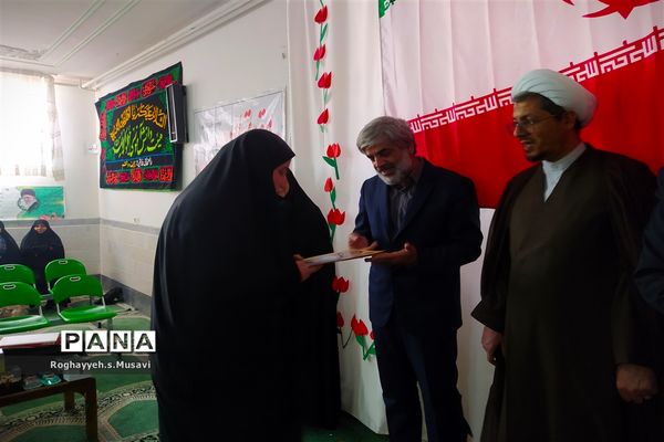 تقدیر از دانش آموزان و دبیران فعال نماز دبیرستان سید احمد فاتحی ۲ قم