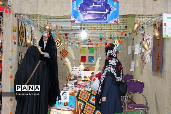نمایشگاه اقوام دانشجو معلمان دختر سراسر کشور در بوشهر