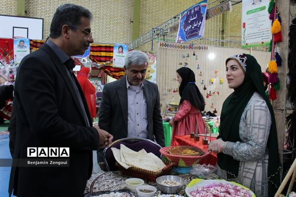 نمایشگاه اقوام دانشجو معلمان دختر سراسر کشور در بوشهر
