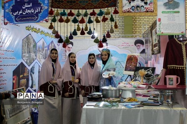 نمایشگاه اقوام دانشجو معلمان دختر سراسر کشور در بوشهر