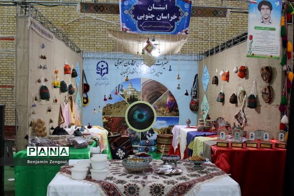 نمایشگاه اقوام دانشجو معلمان دختر سراسر کشور در بوشهر