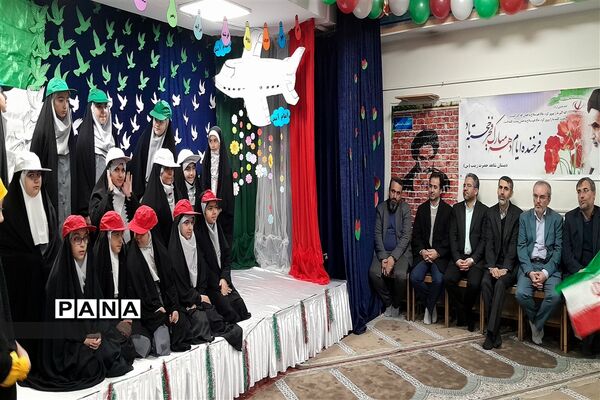 مدرسه شاهد حضرت زینب (س) آغاز دهه فجر را جشن گرفتند