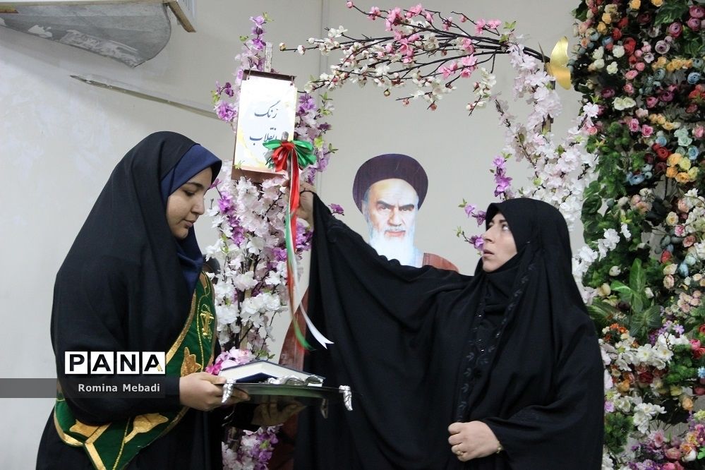 مراسم نواخته‌شدن زنگ انقلاب اسلامی و افتتاحیه نمایشگاه مدرسه انقلاب در اسلامشهر