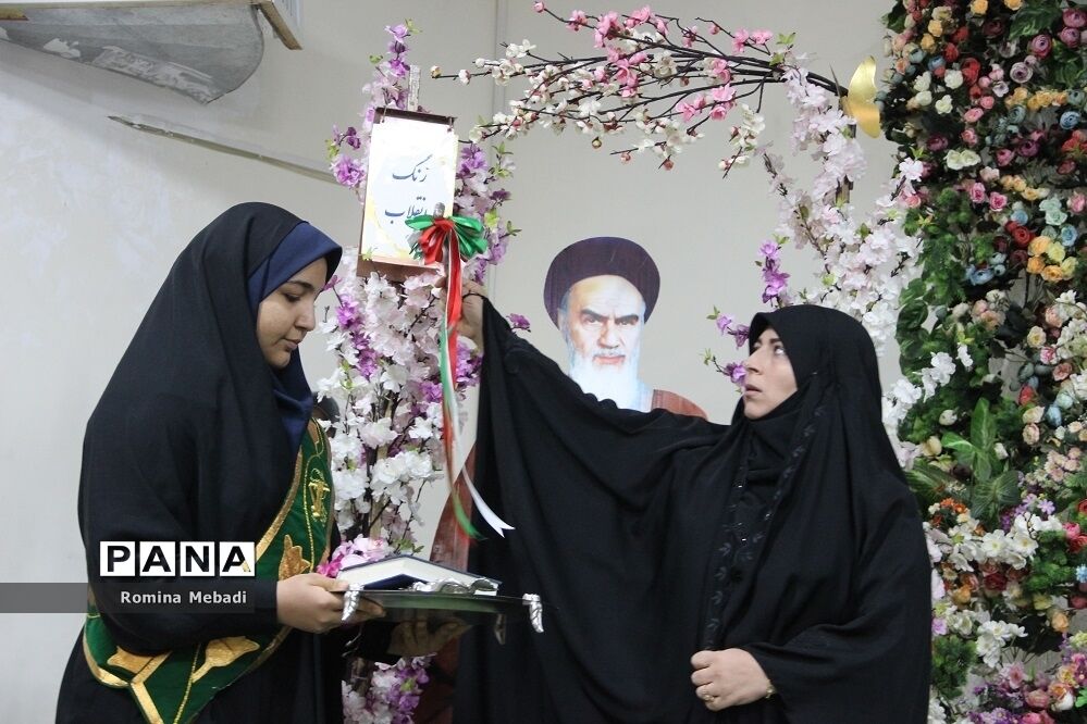 مراسم نواخته‌شدن زنگ انقلاب اسلامی و افتتاحیه نمایشگاه مدرسه انقلاب در اسلامشهر