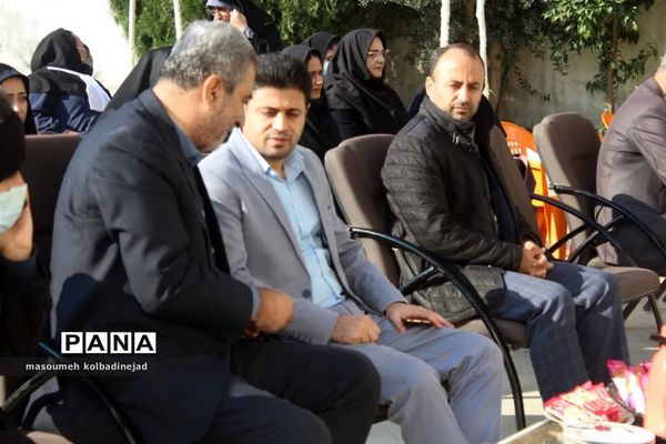 نواختن زنگ انقلاب در دبیرستان توحید گلوگاه