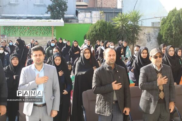 نواختن زنگ انقلاب در دبیرستان توحید گلوگاه