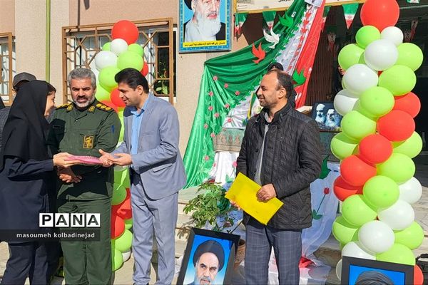 نواختن زنگ انقلاب در دبیرستان توحید گلوگاه