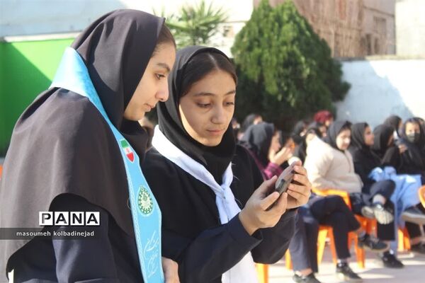 نواختن زنگ انقلاب در دبیرستان توحید گلوگاه