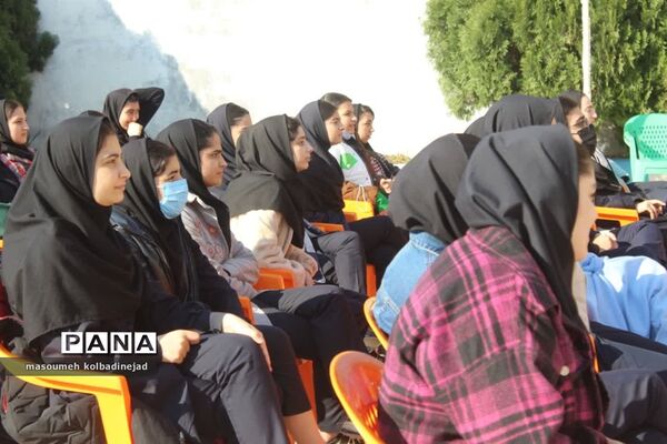 نواختن زنگ انقلاب در دبیرستان توحید گلوگاه
