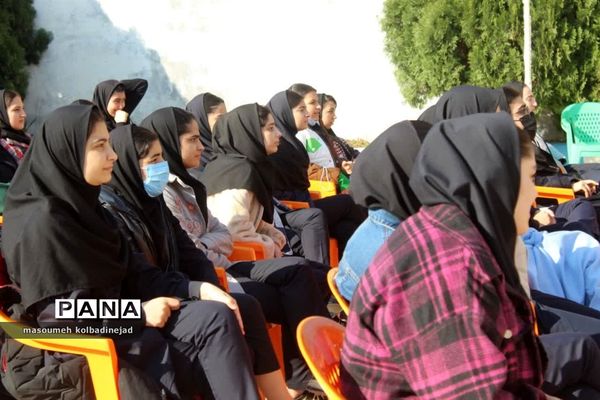 نواختن زنگ انقلاب در دبیرستان توحید گلوگاه