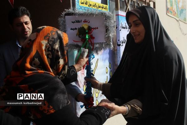 نواختن زنگ انقلاب در دبیرستان توحید گلوگاه