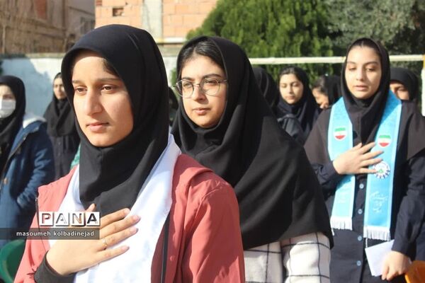 نواختن زنگ انقلاب در دبیرستان توحید گلوگاه