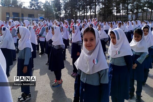 برگزاری مراسم نمادین زنگ انقلاب در منطقه امامزاده بادرود