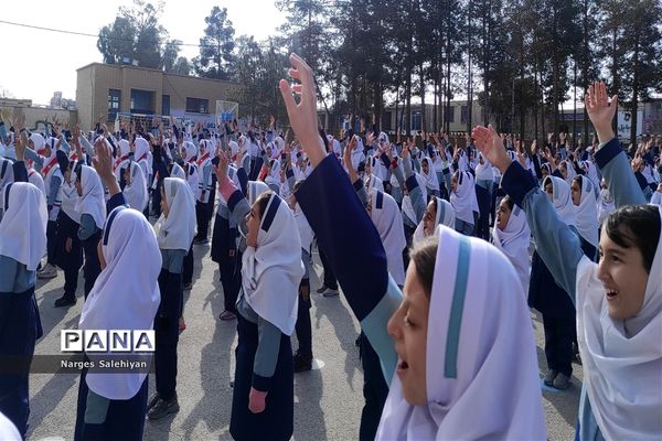 برگزاری مراسم نمادین زنگ انقلاب در منطقه امامزاده بادرود