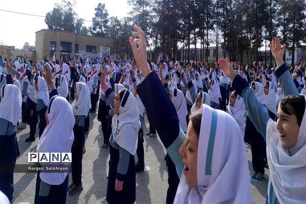 برگزاری مراسم نمادین زنگ انقلاب در منطقه امامزاده بادرود