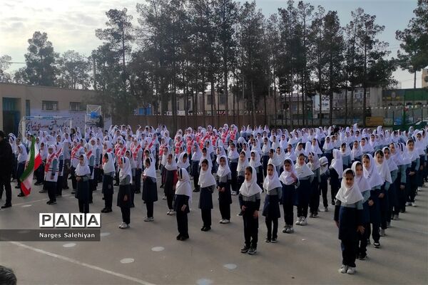 برگزاری مراسم نمادین زنگ انقلاب در منطقه امامزاده بادرود