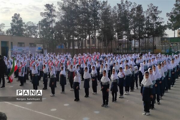 برگزاری مراسم نمادین زنگ انقلاب در منطقه امامزاده بادرود