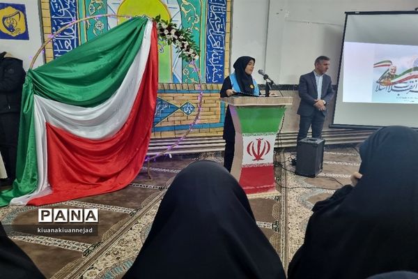 مراسم سالگرد انقلاب اسلامی و نواختن زنگ انقلاب در مدارس شهرستان فیروزکوه
