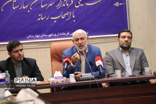 نشست صمیمی فرماندار شهرستان بهارستان با اصحاب رسانه