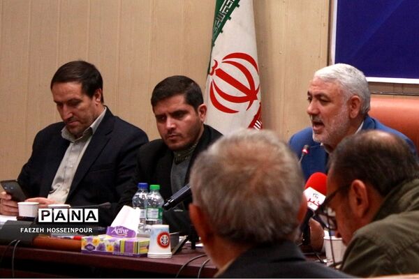 نشست صمیمی فرماندار شهرستان بهارستان با اصحاب رسانه