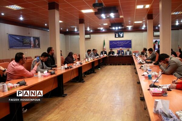 نشست صمیمی فرماندار شهرستان بهارستان با اصحاب رسانه